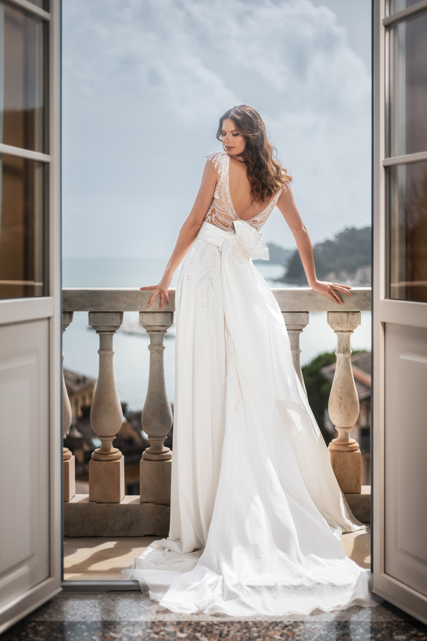Sposa in abito bianco su balcone panoramico vista mare. Sposa in abito bianco su balcone panoramico vista mare.